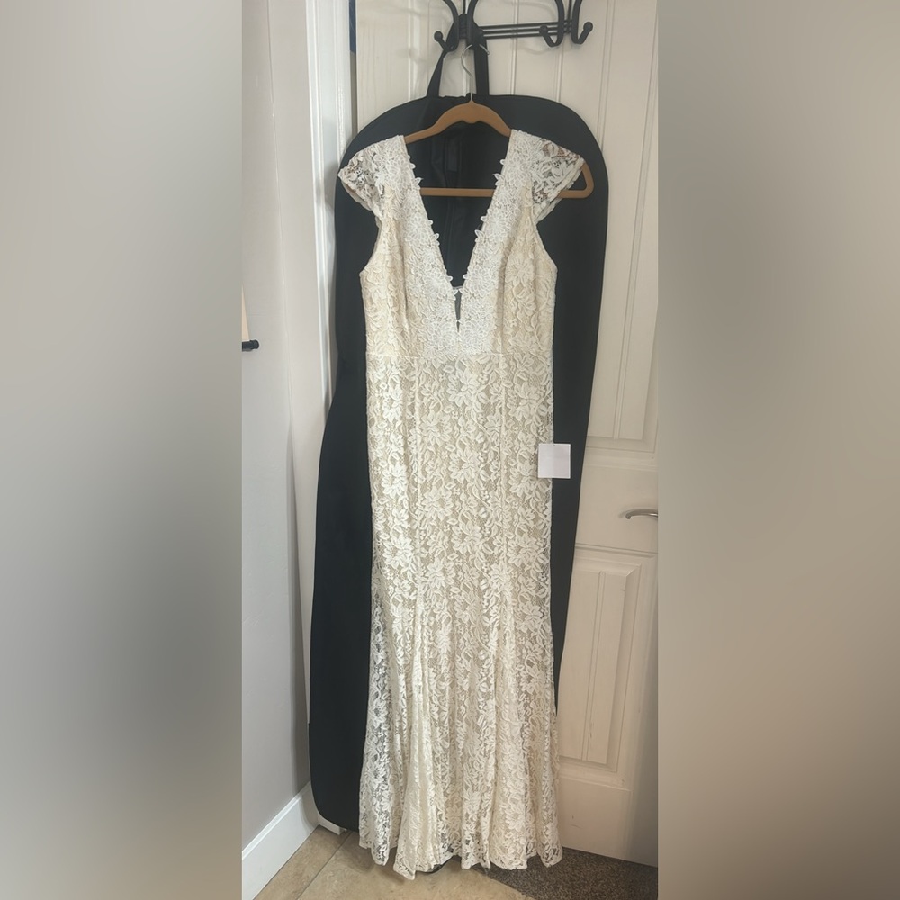Brand new wedding dress mermaid style V-neck sleeveless off-white size 10